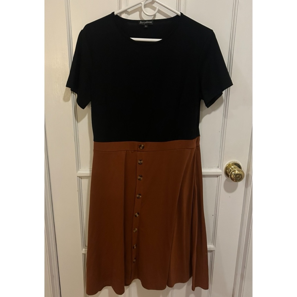 XL Berrydress with tortoise shell color buttons. Brown and black. Never worn
